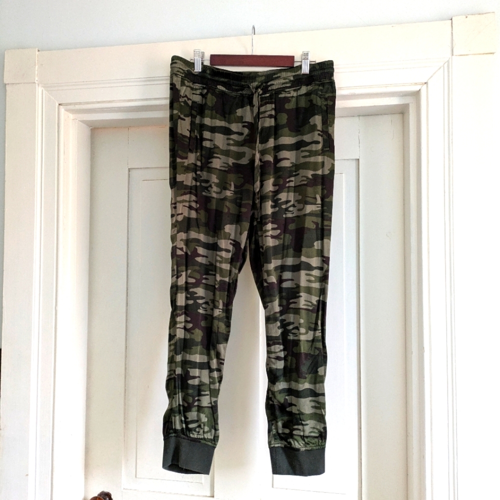 Sanctuary Silky Green Camo Joggers M Like New